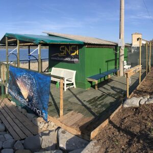 Base operativa di Baratti Diving sulla spiaggia con vista sul mare del Golfo di Baratti e Populonia