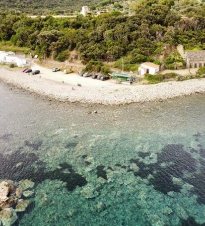 Vista aerea della sede del Baratti Diving e delle sue acque cristalline del Golfo di Baratti