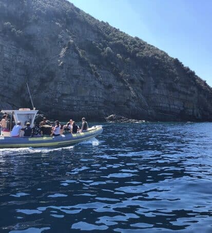 Gommone pieno di subacquei diretto verso la scogliera dello Scoglietto all'Isola d'Elba