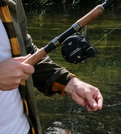 Pescatore in azione sul fiume Lima