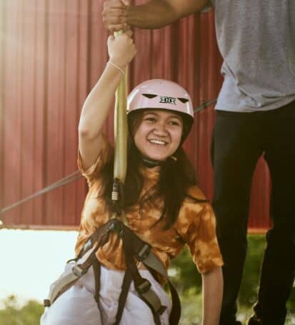 Ragazza sorridente si prepara per l'attività nel parco avventura della Val di Lima