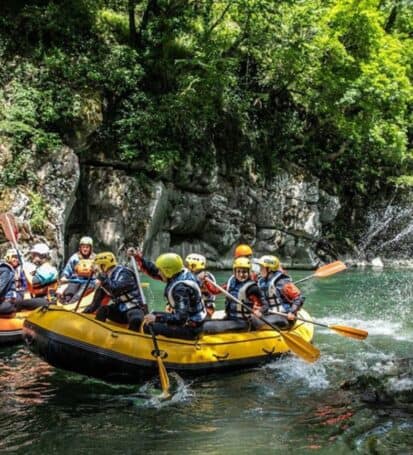 Gruppo di gommoni per rafting affrontano le rapide del torrente Lima