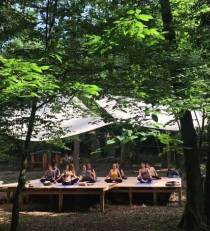 Sessione di yoga all'aperto nella foresta della Val di Lima