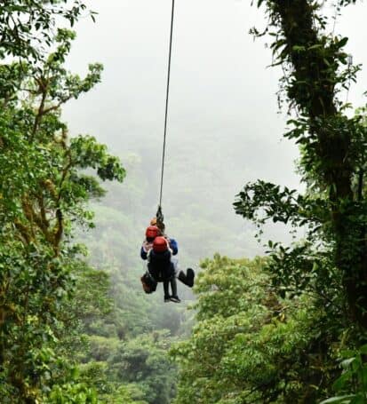 Coppia si lancia sulla zipline nella foresta della Val di Lima