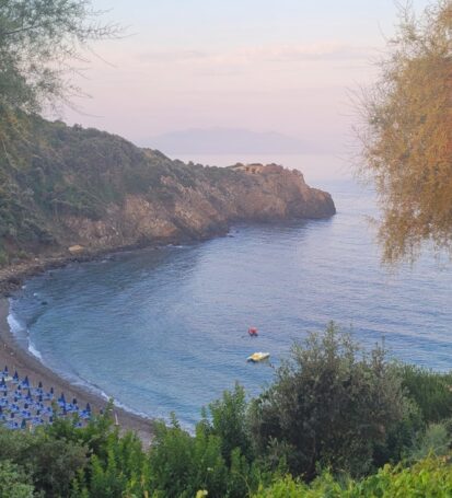 Vista panoramica della baia di Calamoresca sulla Costa degli Etruschi