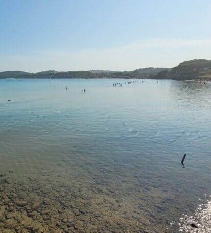 Vista del Golfo di Baratti con acque cristalline e imbarcazioni ormeggiate