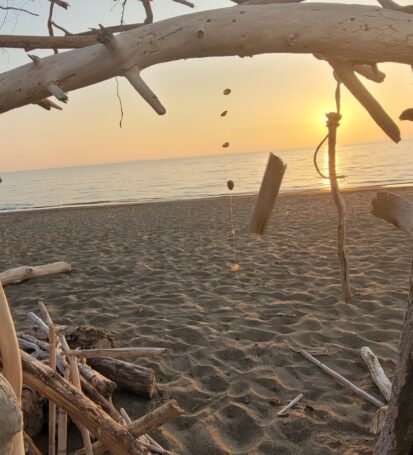 Struttura di legno sulla spiaggia della Costa degli Etruschi al tramonto