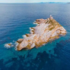 Lo Scoglietto dell'Isola d'Elba visto dall'alto, piccola isola rocciosa con faro ideale per immersioni subacquee