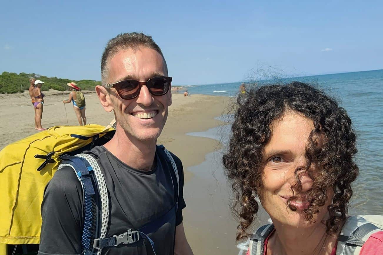 Coppia sorridente durante il trekking sulla Costa degli Etruschi, Toscana